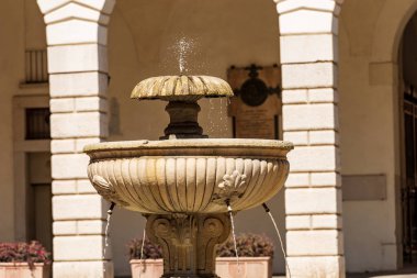 Brescia şehir merkezinde. Ortaçağ Broletto Sarayı (Palazzo Broletto veya Palazzo del Governo), XII-XI. Antik taş çeşmesine insan kafalarıyla yakın çekim. Lombardiya, İtalya, Avrupa.
