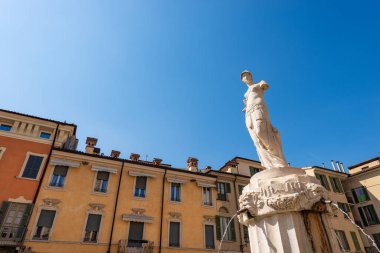 Verona Gaetano Cignaroli (1747-1826) heykeltraşı tarafından 1818 'de yapılan mermer heykel ve çeşme. Piazza Paolo VI veya Piazza del Duomo (Katedral Meydanı) adında bir meydan. Lombardiya, İtalya, Avrupa.