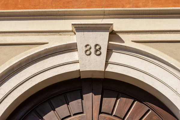 Close Ancient Marble Arch Keystone Wooden Door House Number Eighty — ストック写真