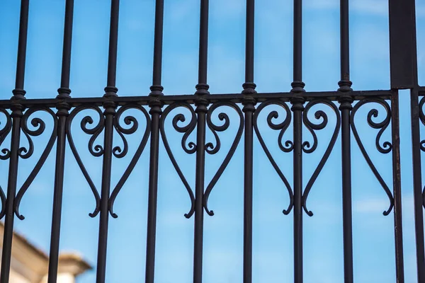 Close Portão Ferro Forjado Contra Céu Azul Claro Borrado Com — Fotografia de Stock