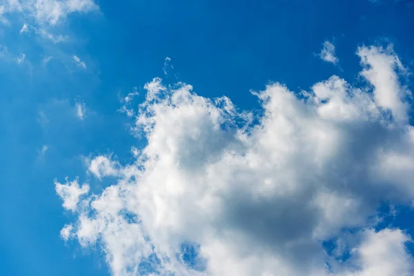 Lindas Nuvens Tempestade Nuvens Cumulus Cumulonimbus Contra Céu Azul Claro — Fotografia de Stock