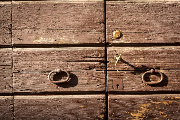 Close Old Wooden Brown Door Two Handles Modern Old Keyholes — Fotografia de Stock