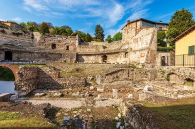 Roma Tiyatrosu 'nun eski kalıntıları veya Capitolium Roma Tapınağı (Tempio Capitolino) yakınlarındaki Brescia' daki Amfitiyatrosu, 1nci yüzyıl AC, UNESCO dünya mirası sahası, Lombardy, İtalya, Avrupa.
