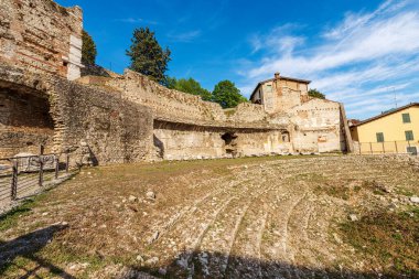 Roma Tiyatrosu 'nun eski kalıntıları veya Capitolium Roma Tapınağı (Tempio Capitolino) yakınlarındaki Brescia' daki Amfitiyatrosu, 1nci yüzyıl AC, UNESCO dünya mirası sahası, Lombardy, İtalya, Avrupa.
