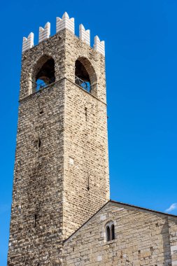 Brescia 'da. Ortaçağ Broletto Sarayı (Palazzo Broletto), XII-XI yüzyıl, antik kulesi (Torre del Popolo o del Pegol) ile. Kasaba meydanı Piazza Paolo VI, Lombardy, İtalya, Güney Avrupa.