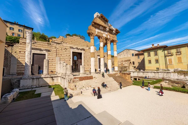 BRESCIA, İtalya - 17 Nisan 2022: Brescia şehir merkezinde turistlerle birlikte Capitolium Roma Tapınağı 'nın (Tempio Capitolino) antik kalıntıları, 73 AC, UNESCO dünya mirası sahası, Lombardiya, İtalya, Avrupa. 