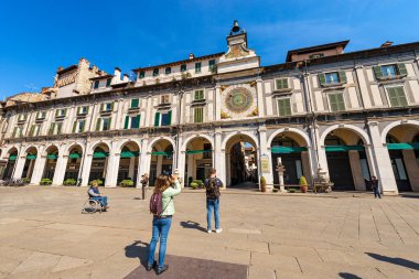 BRESCIA, İtalya - 17 Nisan 2022 Brescia şehir merkezi. Rönesans tarzı saat ve çan kulesi, 1540-1550 yılları arasında, Loggia şehir meydanında (Piazza della Loggia). Lombardy, İtalya, Avrupa. Astronomik saat.