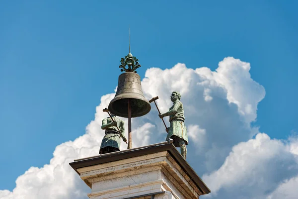 Brescia市中心文艺复兴风格的钟楼和钟楼 1540 1550 位于Loggia镇广场 Piazza Della Loggia 伦巴第 意大利 欧洲青铜钟和两个铁锤雕像 — 图库照片