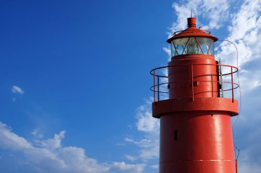La Spezia limanında kırmızı deniz feneri üst, Liguria, İtalya. Bulutlarla mavi gökyüzünde