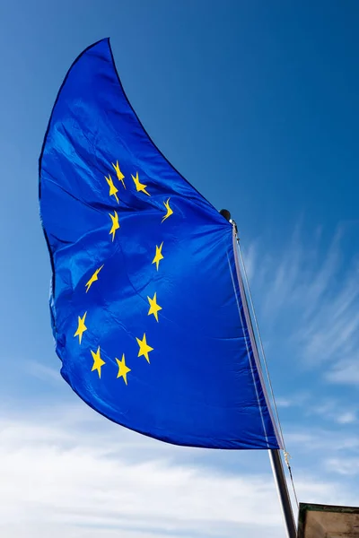Detailní Záběr Vlajky Evropské Unie Vlnící Proti Jasně Modré Obloze — Stock fotografie