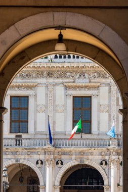 Brescia şehir merkezinde. 1492-1574 yılları arasında, Loggia şehir meydanında (Piazza della Loggia), Rönesans tarzında antik Loggia Sarayı 'nın (Palazzo della Loggia) yakın çekimi. Lombardiya, İtalya, Güney Avrupa.