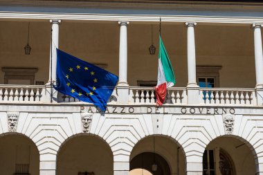 Brescia 'da. Ortaçağ Broletto Sarayı (Palazzo Broletto veya Palazzo del Governo), XII-XI. Kemerler ve tuhaf insan maskeleri olan temel taşlarla çevrili bir cephe. Lombardiya, İtalya, Avrupa.