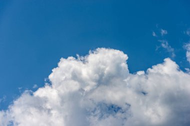 Güzel fırtına bulutları, kümülüs bulutları ya da açık mavi gökyüzüne karşı kümülonimbus. Fotoğraf, tam kare, sadece gökyüzü.