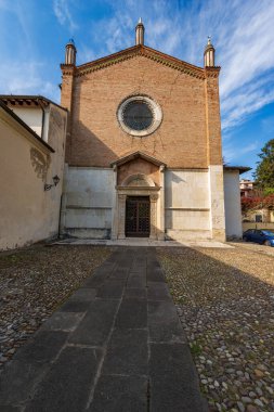 Brescia şehir merkezinde. İsa 'nın en kutsal bedeni (Chiesa del Santissimo Corpo di Cristo veya Chiesa di San Cristo) antik kilisesinin dış cephesi, 1467-1473. Lombardiya, İtalya, Avrupa.