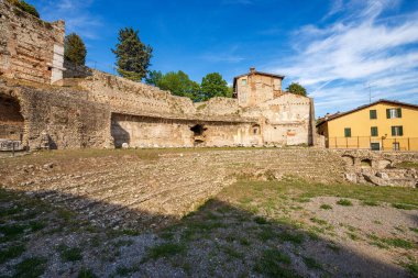 Roma Tiyatrosu 'nun eski kalıntıları veya Capitolium Roma Tapınağı (Tempio Capitolino) yakınlarındaki Brescia' daki Amfitiyatrosu, 1nci yüzyıl AC, UNESCO dünya mirası sahası, Lombardy, İtalya, Avrupa.