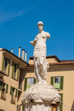 Verona Gaetano Cignaroli (1747-1826) heykeltraşı tarafından 1818 'de yapılan mermer heykel ve çeşme. Piazza Paolo VI veya Piazza del Duomo (Katedral Meydanı) adında bir meydan. Lombardiya, İtalya, Avrupa.