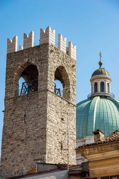 Brescia 1604年至1825年的圣玛莉亚阿斯松塔新主教座堂和十二世纪至十三世纪的Broletto宫称为Torre Del Pegol或Torre Del Mercato的中世纪塔 Piazza Paolo Lombardy Italy — 图库照片