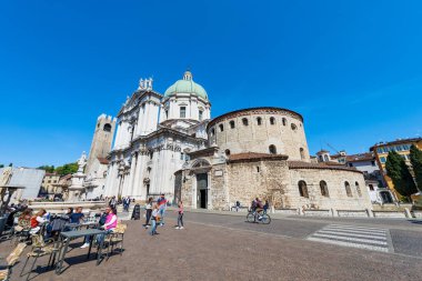 BRESCIA, İtalya - 17 Nisan 2022 Brescia şehir merkezi. Roma 'da Santa Maria Katedrali' nin eski ve yeni katedrali ve Barok tarzı, Katedral meydanı veya Paolo VI meydanı. Lombardiya, İtalya, Avrupa.