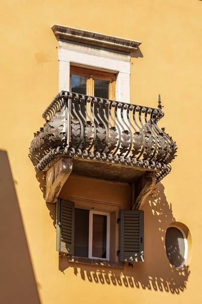 Close Beautiful Balcony Ancient Wrought Iron Railing Brescia Downtown Lombardy — Stock fotografie