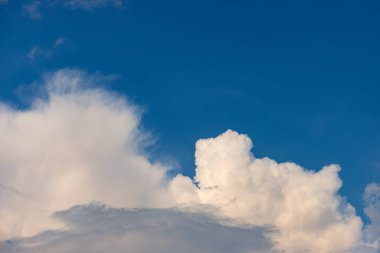 Güzel fırtına bulutları, kümülüs bulutları ya da açık mavi gökyüzüne karşı kümülonimbus. Fotoğraf, tam kare, sadece gökyüzü.