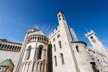 Trento şehir merkezinde. San Vigilio Ortaçağ Katedrali, 1212-1321 ve belediye binası kulesi (Torre Civica, Torre di Piazza), XI. Trentino-Alto Adige, İtalya, Avrupa.
