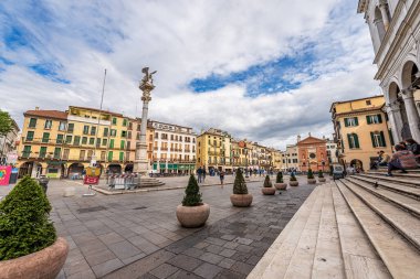 PADOVA, ITALY - SEPT 27, 2020: Piazza dei Signori or della Signoria, Square in Padua şehir merkezinde, Saint Mark 'ın Kanatlı Aslanı ve San Clemente Kilisesi' nin (XI-XVII yüzyıl) mermer heykeli, Veneto, İtalya.