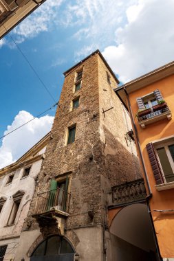 16. yüzyılda Padua şehir merkezinde Torre dei Dotti veya Dotto dei Dauli adında antik bir ortaçağ kulesinin yakın çekimi. Dante Via adında bir şehir yolu. Veneto, İtalya, Avrupa.