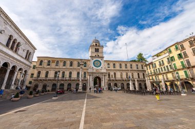 PADUA, İtalya - 27 Eylül 2020: Padua. Ortaçağ Saat Kulesi (XIV. Yüzyıl), Aziz Mark 'ın Kanatlı Aslanı, Venedik Cumhuriyeti ve Venedik Bölgesi' nin sembolü. Piazza dei Signori, İtalya.