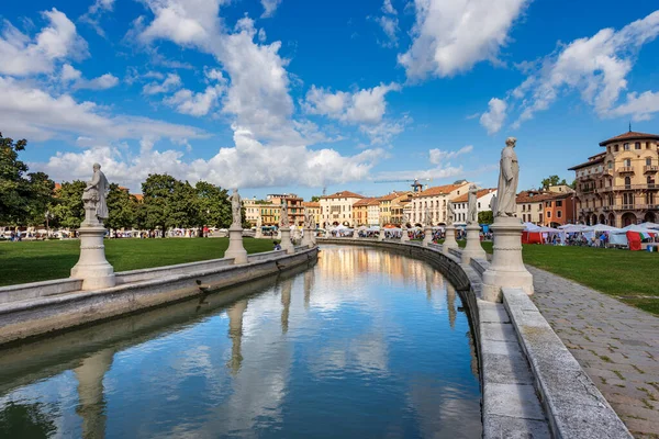 パドヴァのダウンタウン Padova 有名な町の広場は ヨーロッパ最大の1つであるPrato Della Valle 谷の牧草地 と呼ばれます イタリアのヴェネト州 78体の像 — ストック写真