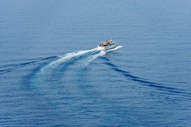 Beyaz feribot turistlerle doluydu, Vernazza antik köyünün önünde hareket halindeydi. Cinque Terre Ulusal Parkı, Liguria, La Spezia, İtalya, Güney Avrupa.