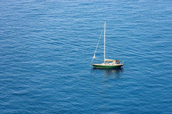 Vista Aérea Velero Verde Amarrado Mar Azul Puerto Vernazza Pueblo — Foto de Stock