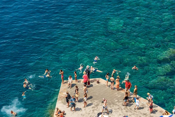 Vernazza Italien Juli 2019 Eine Gruppe Von Menschen Schwimmt Und — Stockfoto