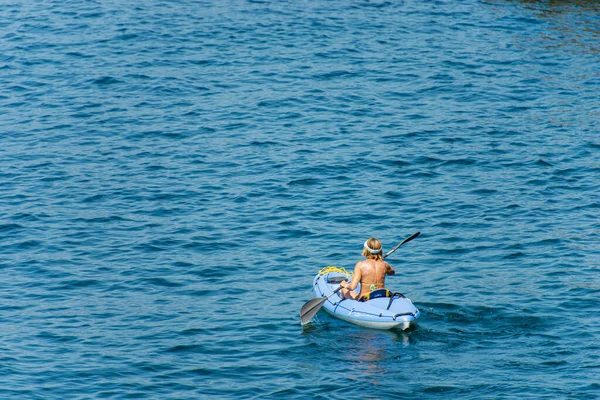 Tellaro Liguria Italia Julio 2019 Mujer Madura Bordo Kayak Azul — Foto de Stock