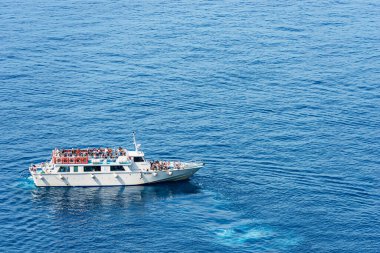 VERNAZA, İtalya - 22 Temmuz 2019: Beyaz feribot turistlerle doludur, antik Vernazza köyünün önünde hareket halindedir. Cinque Terre Ulusal Parkı, Liguria, La Spezia, İtalya, Güney Avrupa. 
