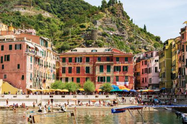 VERNAZA, İtalya - 22 Temmuz 2019: Antik Vernazza köyünün kumsal plajı sıcak ve güneşli bir yaz gününde turistlerle doludur. Cinque Terre, Liguria 'daki Ulusal Park, La Spezia, İtalya, Avrupa.