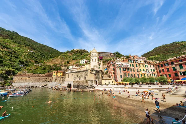 Vernazza Italien Juli 2019 Strand Mit Vielen Touristen Einem Sonnigen — Stockfoto