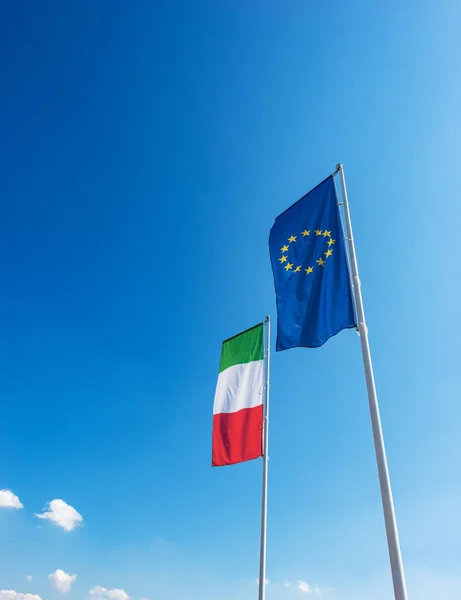 Närbild Italiensk Och Europeiska Unionens Flagga Med Flaggstång Klarblå Himmel — Stockfoto