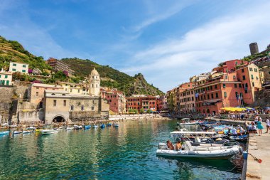 VERNAZA, İtalya - 22 Temmuz 2019: Antik Vernazza köyünün şehir ve limanı güneşli bir yaz gününde turistlerle doludur. Cinque Terre, Liguria 'daki Ulusal Park, La Spezia, İtalya, Avrupa.