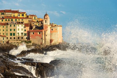Antik ve küçük Tellaro köyü, dalgalı deniz, La Spezia Körfezi kıyısındaki turizm beldesi, Lerici belediyesi, Liguria, İtalya, Avrupa. San Giorgio Kilisesi (St. George, XVI.)