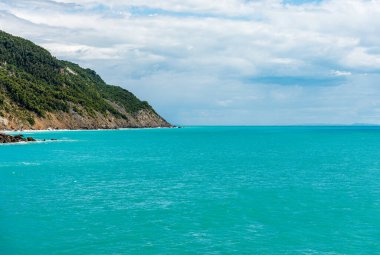 Lerici belediyesi, La Spezia Körfezi, Akdeniz, Ligurya, İtalya ve Avrupa 'daki küçük Tellaro köyünden güzel deniz manzarası ve kıyı şeridi. Ufukta Tuscany kıyısında.