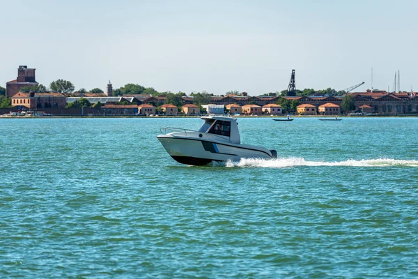 Kleine Witte Speedboot Die Venetiaanse Lagune Naar Venetiaanse Eilanden Vaart — Stockfoto