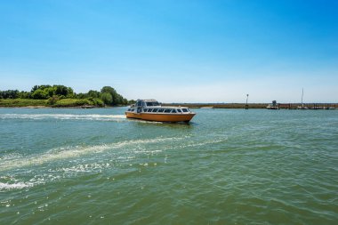 Venedik, Venedik, UNESCO dünya mirası alanı, Veneto, İtalya, Avrupa 'daki Burano ve Torcello adalarını birbirine bağlayan turuncu ve beyaz feribot servisi.