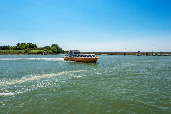 Narancs Fehér Komphajó Szolgáltatás Amely Összeköti Két Sziget Burano Torcello — Stock Fotó