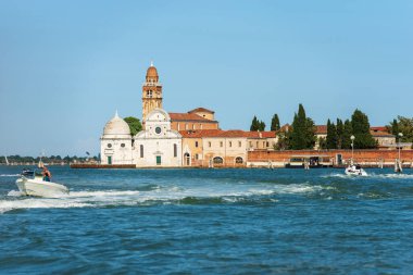 İsola 'daki Venedik şehir manzarası ve San Michele Kilisesi ayrıca mimar Mauro Codussi tarafından Rönesans Tarzı' nda (1468-1479) San Michele di Murano olarak da adlandırılır. Venedik lagünü, Venedik, İtalya, Avrupa.