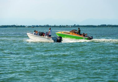 Venedik, İtalya - 2 Haziran 2021 Venedik adalarına giden Venedik gölünde aileleri hareket halinde olan iki küçük sürat teknesi, bu şehirde seyahat etmenin en hızlı yolu. Venedik, Veneto, Avrupa.