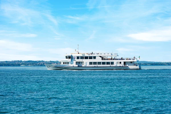 Barco Ferry Blanco Con Los Turistas Movimiento Lago Garda Frente —  Fotos de Stock