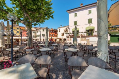 GARDA, İtalya - 26 Mayıs 2021: küçük bir kasaba Garda, ana meydanda açık hava restoranları, Piazza Catullo. Garda Gölü kıyısındaki turizm beldesi (Lago di Garda). Verona, Veneto, İtalya, Avrupa.