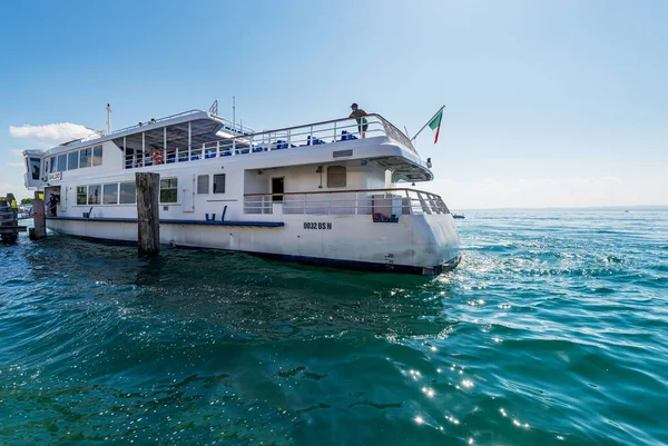 Bardolino Olaszország 2021 Május Fehér Komphajó Érkezik Garda Lago Garda — Stock Fotó