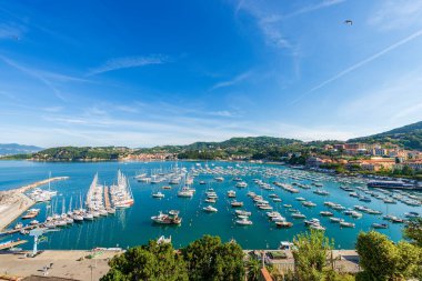 Lerici limanının manzarası yükseldi. Birçok eğlence teknesi demirli ve San Terenzo köyü. La Spezia, Liguria, Akdeniz, İtalya, Avrupa Körfezi kıyısındaki turizm beldeleri.