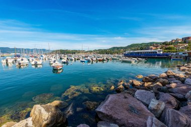 Feribot istasyonu Cinque Terre 'ye giden Lerici limanı ve La Spezia, Liguria, İtalya, Avrupa Körfezi kıyısındaki küçük kasaba ve turizm beldesine demirlemiş çok sayıda tekne..